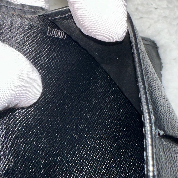 Authentic Louis Vuitton long Epi bifold wallet - Picture 11 of 16